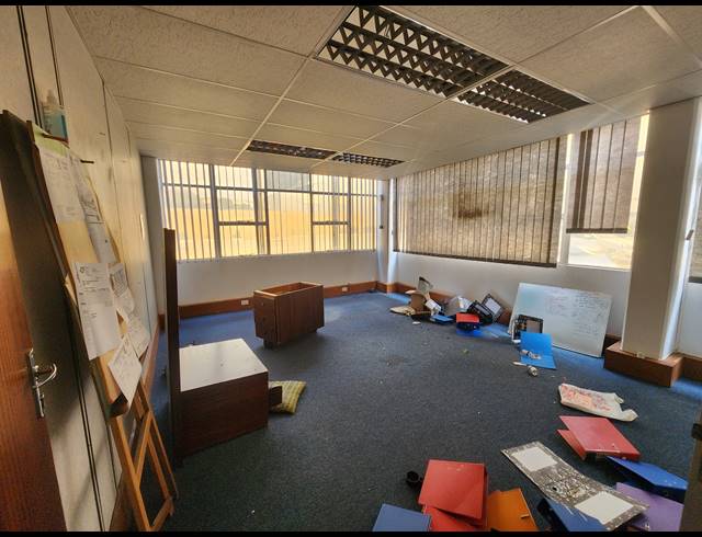 330M² WAREHOUSE TO LET IN ROODEKOP